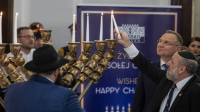 Polonya'da İsrailler için kutsal olan şamdanı tahrip ettiler