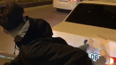 Bir garip yol yardımı: Yolda kalan aracı ayaklarıyla böyle itti
