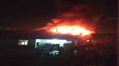 Elazığ’da bir evin çatısı alevlere teslim oldu