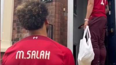 Liverpool'un yıldızlarının kapı kapı dolaşıp hediye dağıttığı görüntüler yeniden gündem oldu