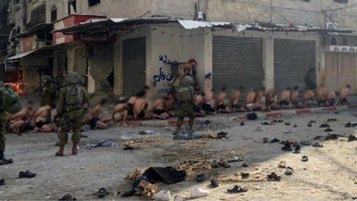 Gazze'de yarı çıplak gözaltına alınan esirlerden biri konuştu. ‘Beni canlı bomba olarak kullanacaklardı’