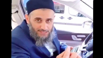 Lüks aracında, elinde bir tomar parayla konuşan hoca zenginliğinin dini açıklamasını yaptı!