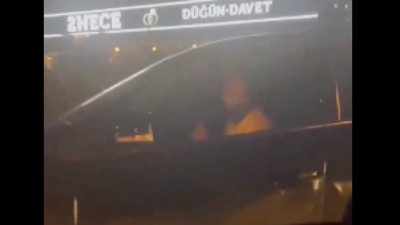 Çakarlı araç sürücüsüyle tartışan vatandaş: "Babanızın yolu değil!"