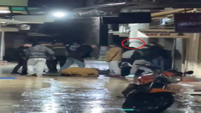 Yerdeyken tekmeleyip kemerle dövdüler: O anlar kamerada