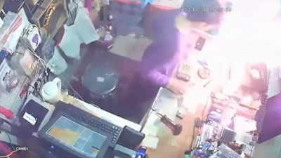 Alev alan kamp ocağını eliyle taşıyıp tekmeleyerek söndürdü