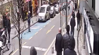 Omuz atma tartışmasında baba ve oğlu dehşet saçtı. O anlar kameraya yansıdı