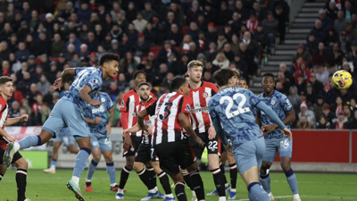 Kırmızı kartların çıktığı mücadele Aston Villa'nın. Zirveye oynuyor