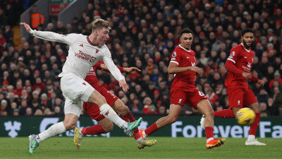 Manchester United Liverpool'u liderlikten etti. Dev maçta kazanan çıkmadı