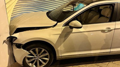 Mardin’de kontrolden çıkan araç dükkana girdi