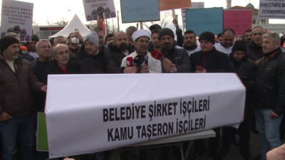 Taşeron işçilerden ‘tabutlu’ eylem. Gıyabi cenaze namazı kıldılar