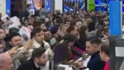 Ucuz telefon için birbirlerini ezdiler. Kampanyalı ürünler için kıyasıya yarıştılar