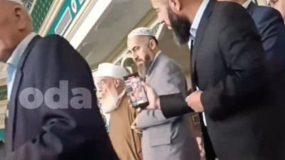 Menzil’in liderine 'Beni de götür babam' diye bağırdı. Bu görüntüler Menzil Cemaati’nin camisinde çekildi