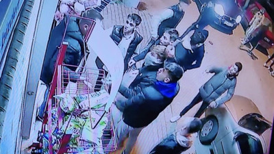 Silahlı gruptan kaçıp markete sığınan 3 kişiyi, iş yeri sahibi kurtardı
