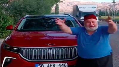 Başındaki fes ile zıplaya zıplaya TOGG öven yaşlı adam gündem oldu