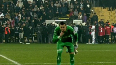 İstanbulspor sahadan çekilirken Uğurcan Çakır Trabzonspor taraftarına üçlü çektirdi