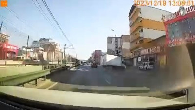 Sinyal vermeden şerit değiştirdi. Faciadan kıl payı dönüldü