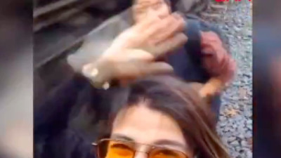 Fotoğraf merakı yüzünden trenin altında kalıyordu