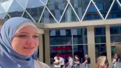 Alman kadın sokak ortasında tesettüre girdi