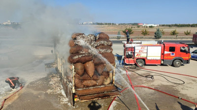 Şanlıurfa’da pamuk yüklü kamyon alev aldı