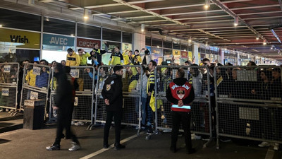 Fenerbahçe taraftarı Sabiha Gökçen Havalimanı'na akın etti