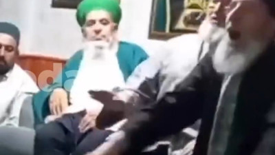 Tarikattaki zikirde kendinden geçen yaşlı adam zıpır zıpır zıpladı