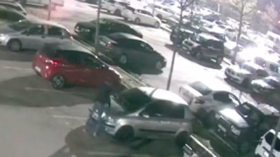 Durup dururken otoparka girdi, rastgele arabaların camına kaldırım taşı atarak kırdı