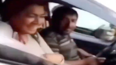 Para verdiği dilencileri arabayla gezerken gördü, sinirden deliye döndü