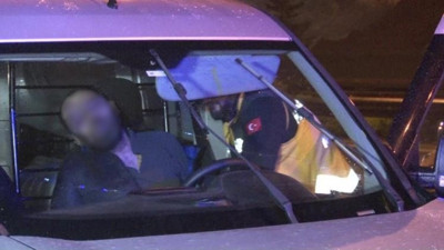 Kalp krizi geçirdiğini anlayınca aracını sağa çekti. Başka ölümleri engelledi