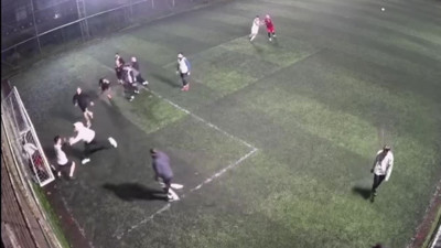 Maçı bırakıp birbirlerine saldırdılar