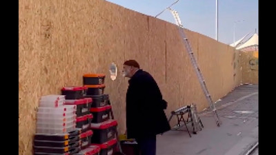 Vatandaş inşaatı güvenle izlesin diye şantiye duvarına delik açtılar