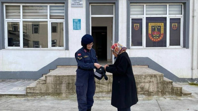 Jandarma ekiplerini bulduğu çanta sahibine ulaştı