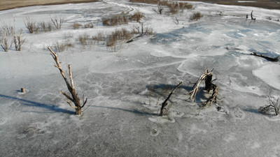 Kars'ta baraj gölü soğuktan dondu