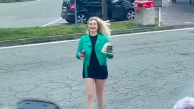 Fönlü sarı saçlı ve süper mini elbiseli tır şoförü görmüş müydünüz?