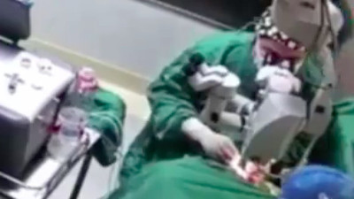 Ameliyatta hastasına yumruk atan doktorun kan dondurucu görüntüleri