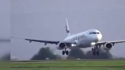 Şiddetli rüzgar, yolcu uçağını savurdu