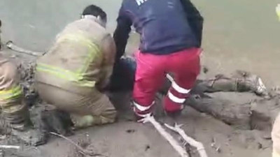 İntihar etmek için ırmağa gidiyordu: Çamura saplanıp mahsur kaldı