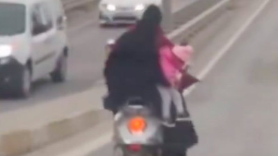 4 kişi bir motorda, küçük çocuğu da çanta gibi taşıdılar
