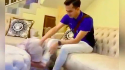 Bir kadın eşinin ayağını öptü, gündem oldu