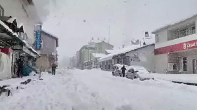 Meteoroloji uyarmıştı. Her yer beyaza büründü. Araçlar yolda kaldı