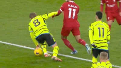 Hakem net penaltıyı vermedi, Liverpool ve Arsenal yenişemedi