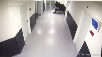 Hasta yakınları doktoru darp etti. Doktorun yüzü kanlar içinde kaldı