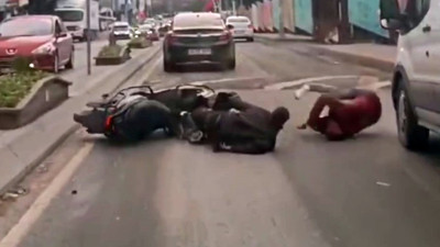 Motosiklet kazasında arkadan gelen sürücünün dikkati faciayı önledi