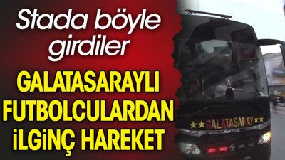 Galatasaraylı futbolcular camları yumruklaya yumruklaya Kadıköy'e geldi