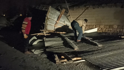 Fırtına ev ve ahırın çatısını kağıt gibi uçurdu