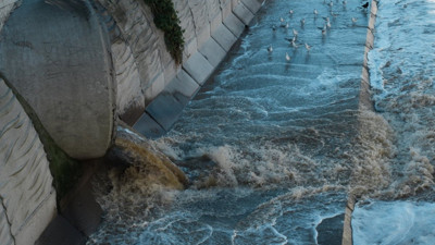 Beylikdüzü'nde derenin rengi değişti! Mahalleli şikayet yağdırdı...