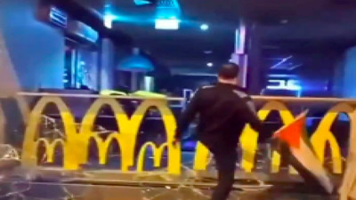 İsrail'e tepki için İstanbul'daki McDonald's şubesine saldırdılar