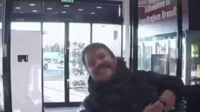 Danimarka'da bu dükkanın kapısı gülümseme ile açılıyor. Bizde olsa gülümseyerek girersin fiyatları gördüğünde de ağlarsın...