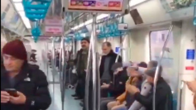 Marmaray'da emeklilerden şarkılı isyan: "Emekliler aç yatar"