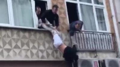 Hastaneden kelepçeli halde kaçan şahıs saklandığı evin penceresinde asılı kaldı