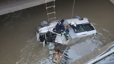 Frenleri tutmayan minibüs köprüden çaya düştü